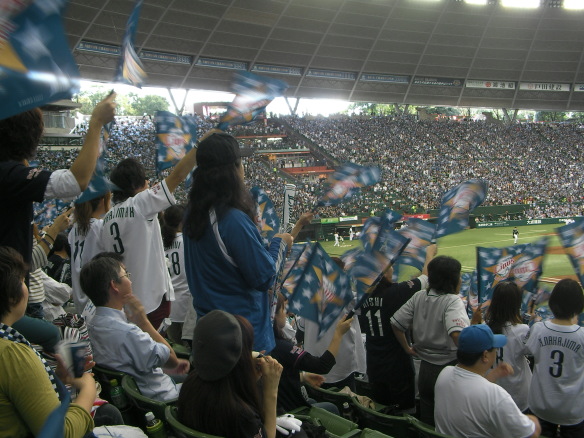 この日ホーム側に配布されたフラッグで応援する埼玉西武ライオンズファンたち